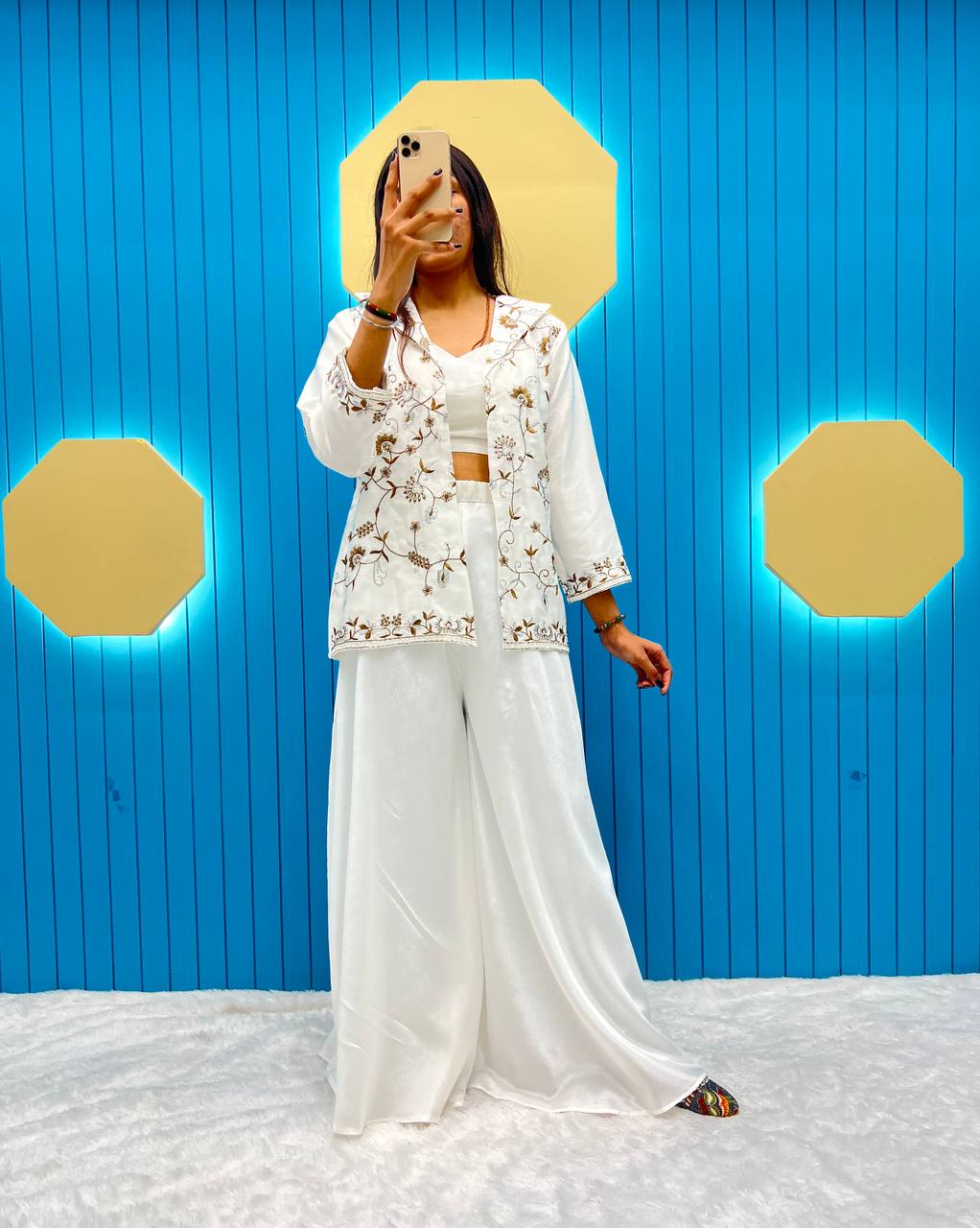 पार्टी वियर डिज़ाइनर टॉप और बॉटम सुंदर कोटि के साथ