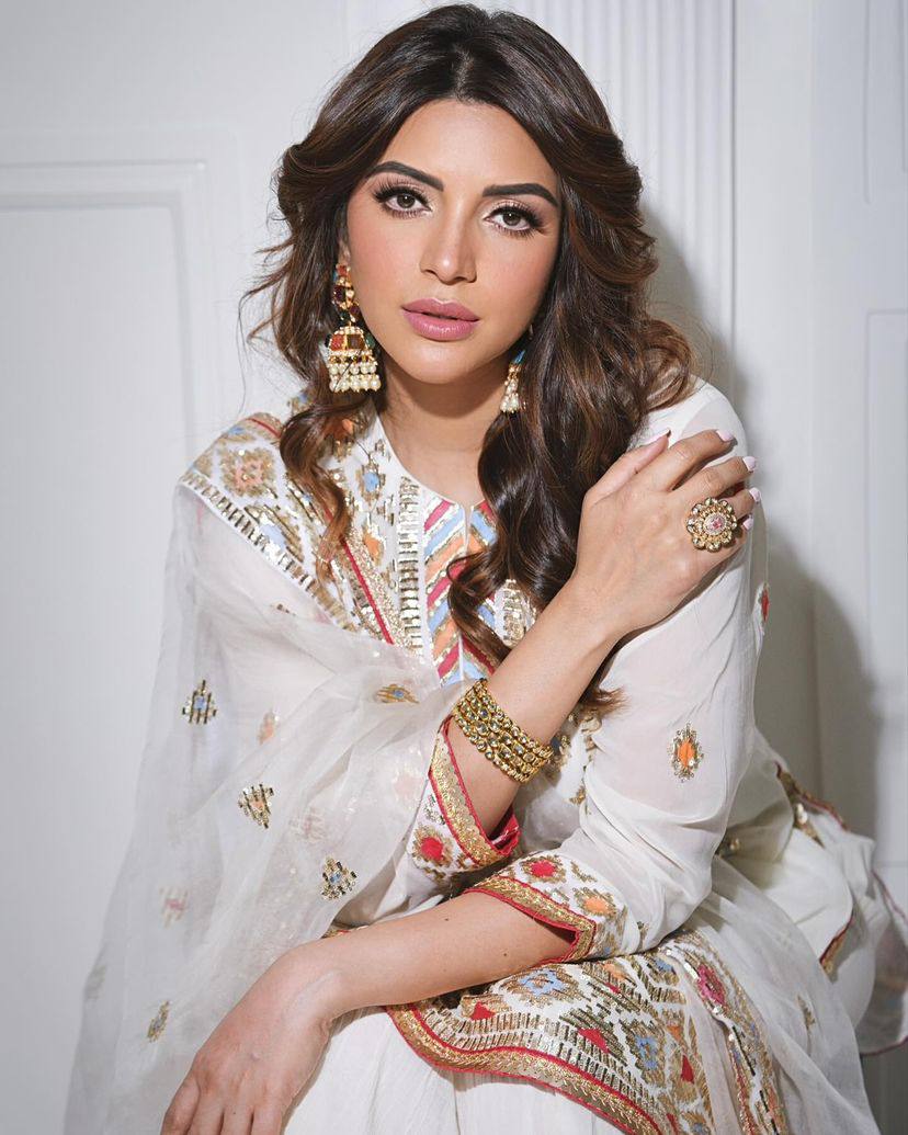 पार्टी वियर लुक डिज़ाइनर टॉप और बॉटम दुपट्टे के साथ