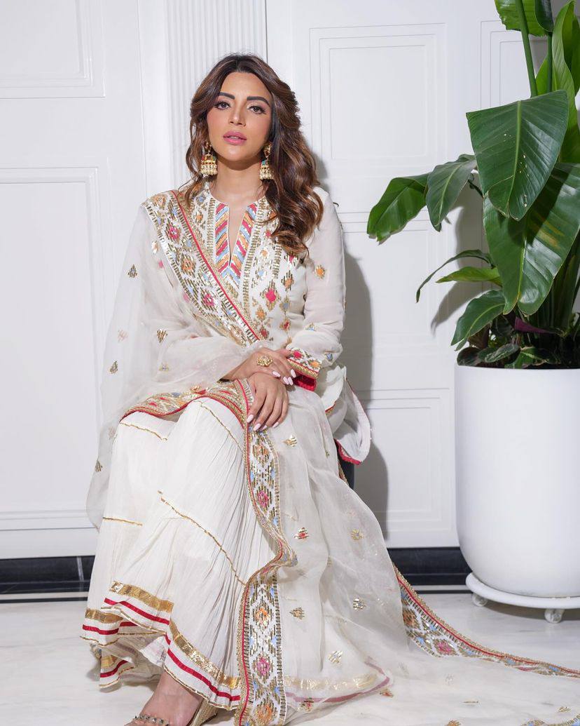 पार्टी वियर लुक डिज़ाइनर टॉप और बॉटम दुपट्टे के साथ