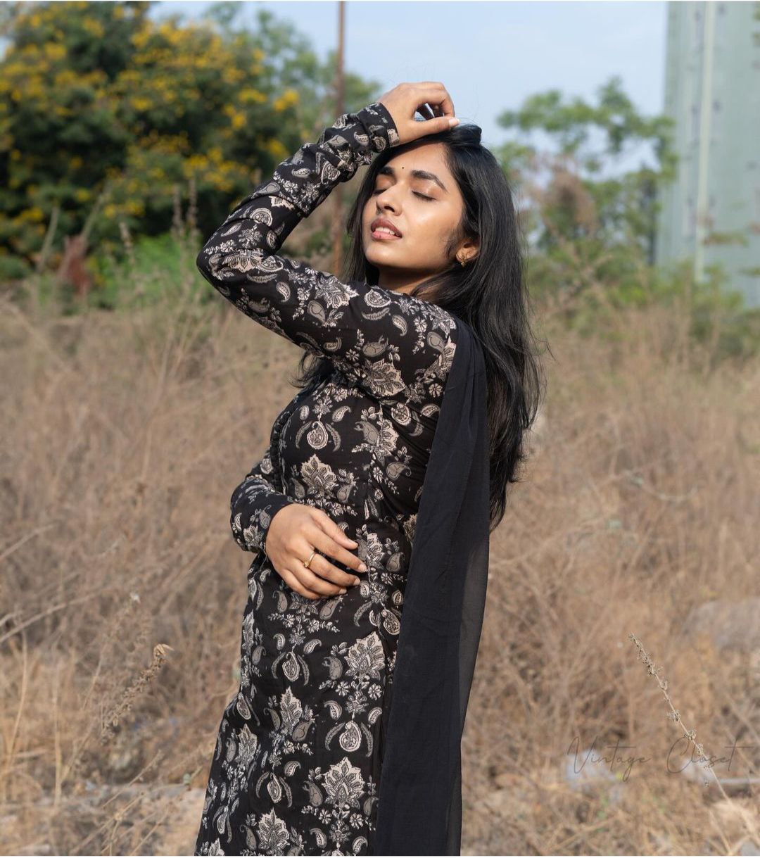 पार्टी वियर लुक: दुपट्टे के साथ टॉप और बॉटम में खूबसूरत दिखें