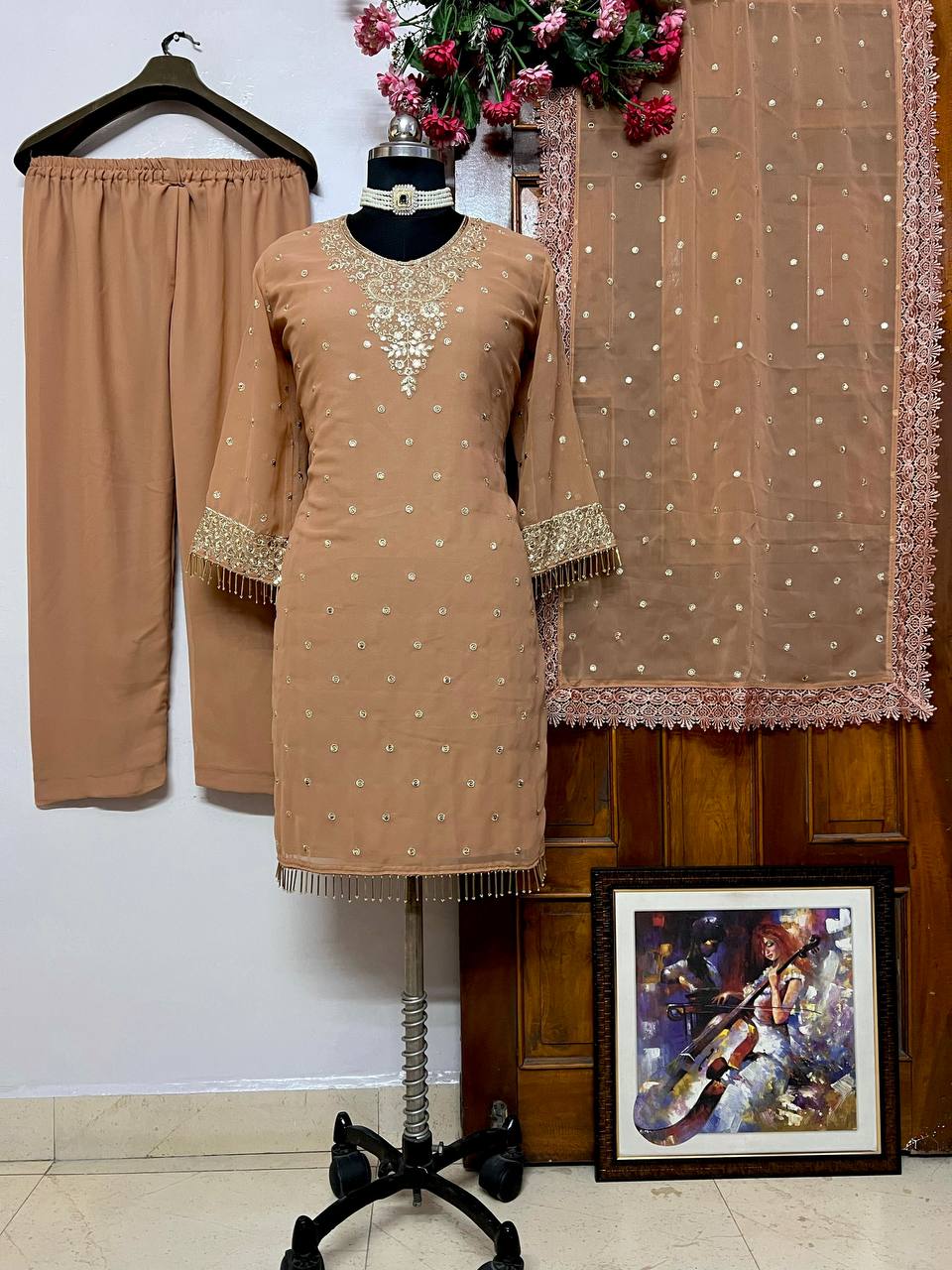 सेक्विन और ज़री कढ़ाई के काम के साथ पार्टी वियर लुक सूट सेट