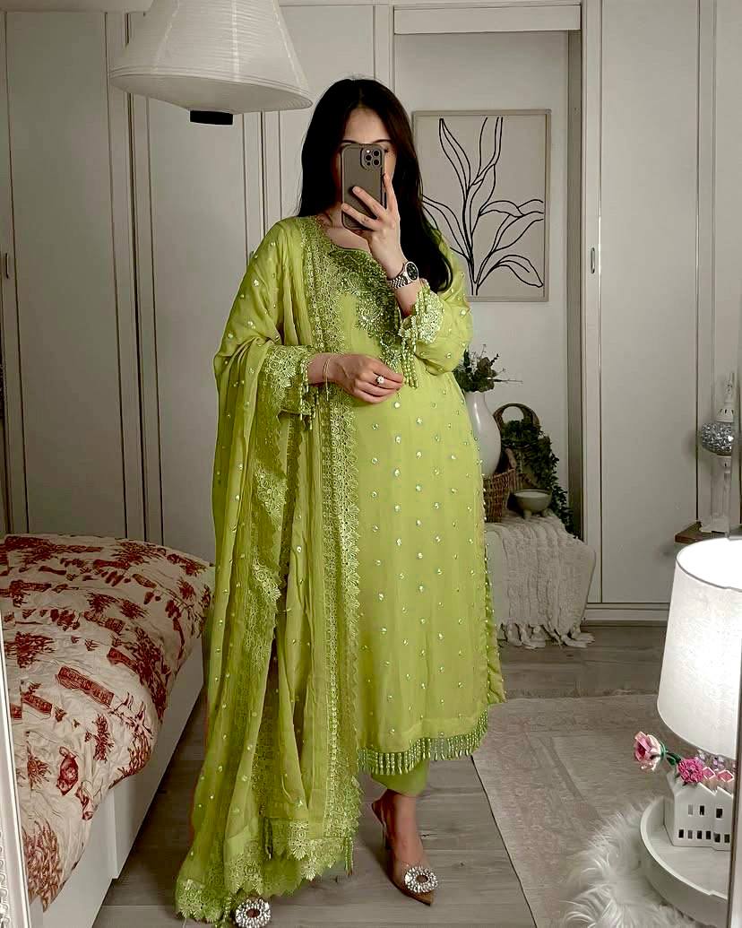 सेक्विन और ज़री कढ़ाई के काम के साथ पार्टी वियर लुक सूट सेट