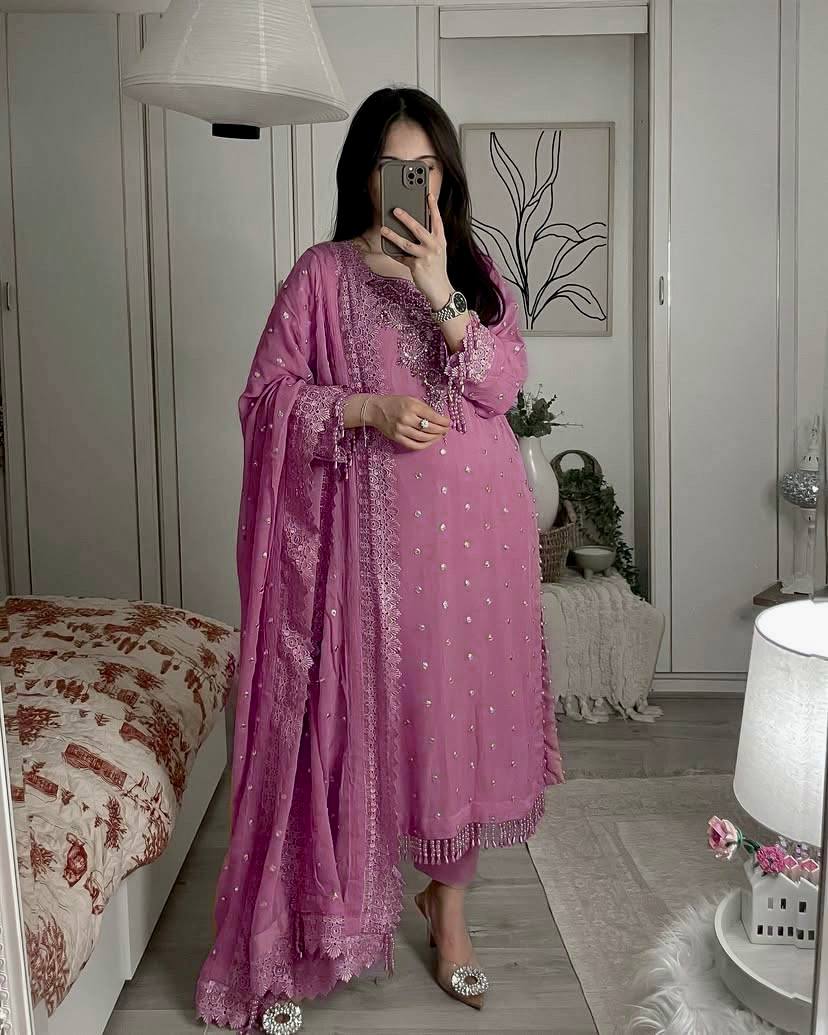 सेक्विन और ज़री कढ़ाई के काम के साथ पार्टी वियर लुक सूट सेट