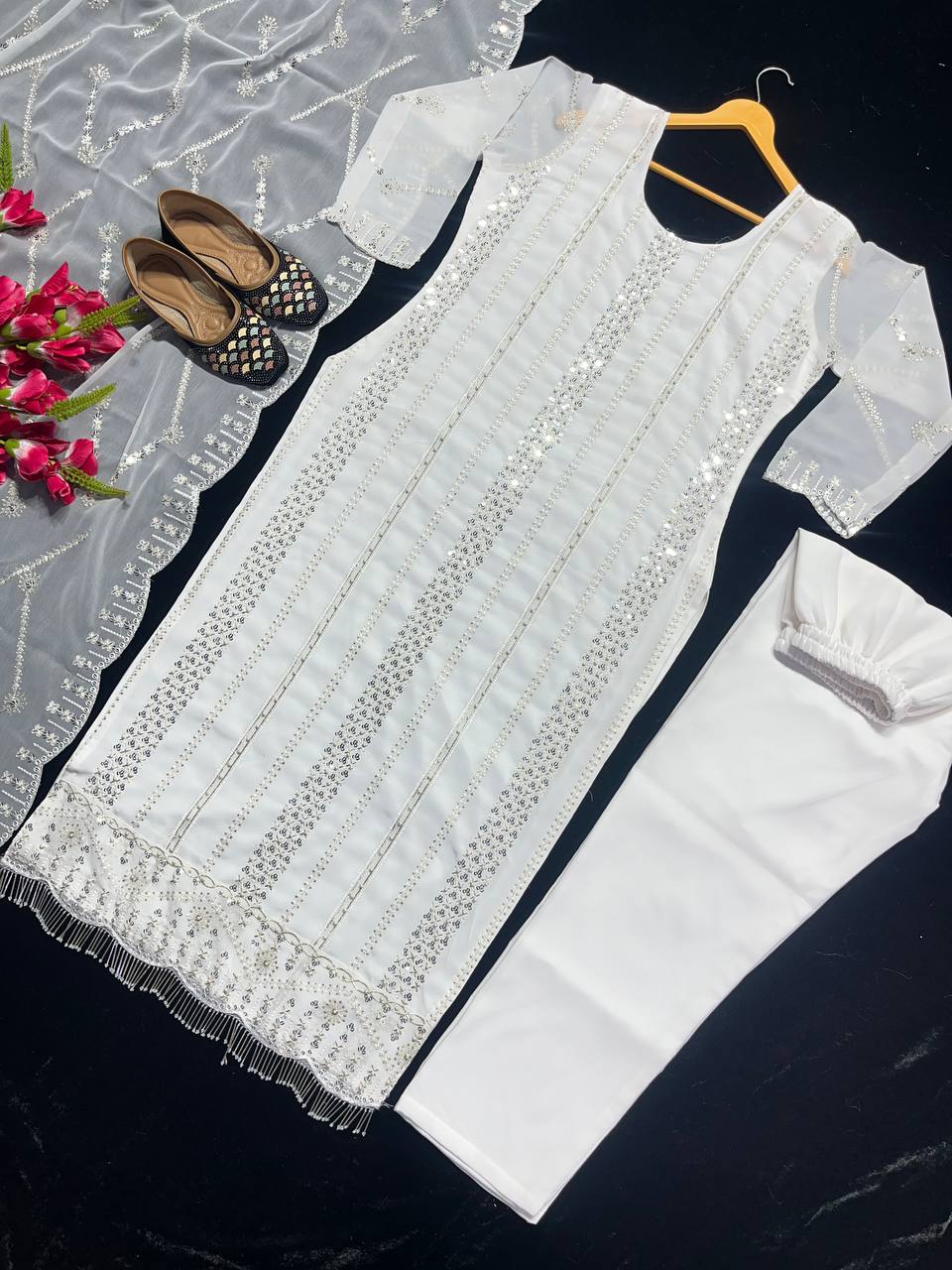 फैंसी स्टाइल में डिज़ाइनर पार्टी वियर लॉन्ग टॉप, पैंट और दुपट्टा