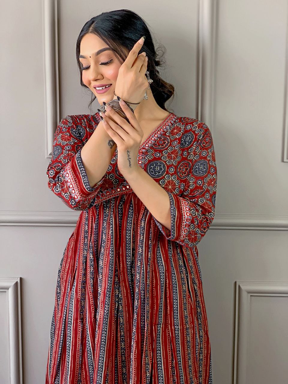 पार्टी वियर लुक टॉप-बॉटम और दुपट्टा प्रिंट और कढ़ाई वर्क के साथ