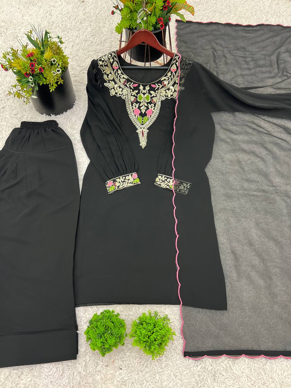 डिज़ाइनर पार्टी वियर लुक टॉप-प्लाज़ो और दुपट्टा हैवी एम्ब्रॉयडरी वर्क के साथ