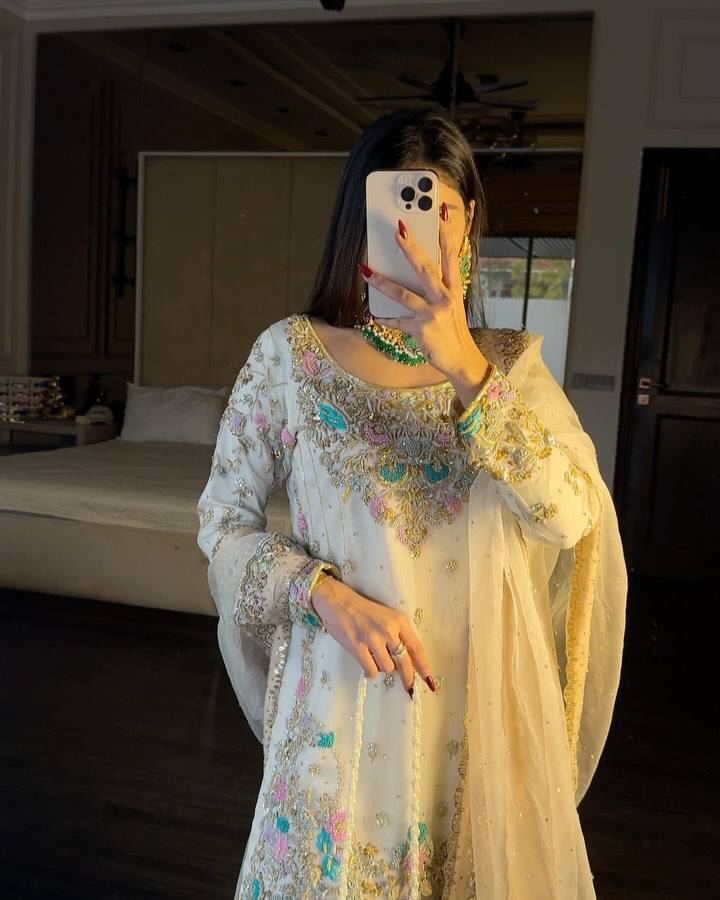 पार्टी वियर लुक: दुपट्टे के साथ टॉप और बॉटम में खूबसूरत दिखें