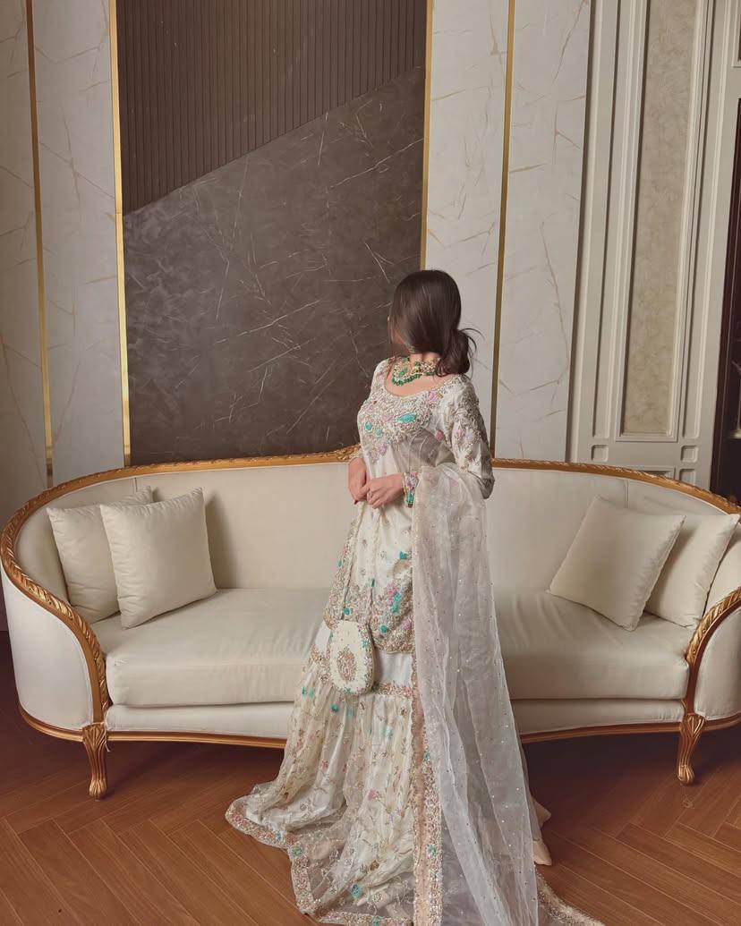 पार्टी वियर लुक: दुपट्टे के साथ टॉप और बॉटम में खूबसूरत दिखें