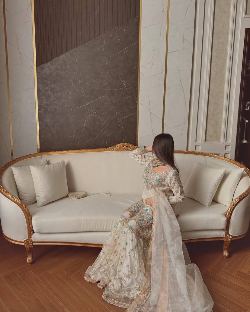 पार्टी वियर लुक: दुपट्टे के साथ टॉप और बॉटम में खूबसूरत दिखें