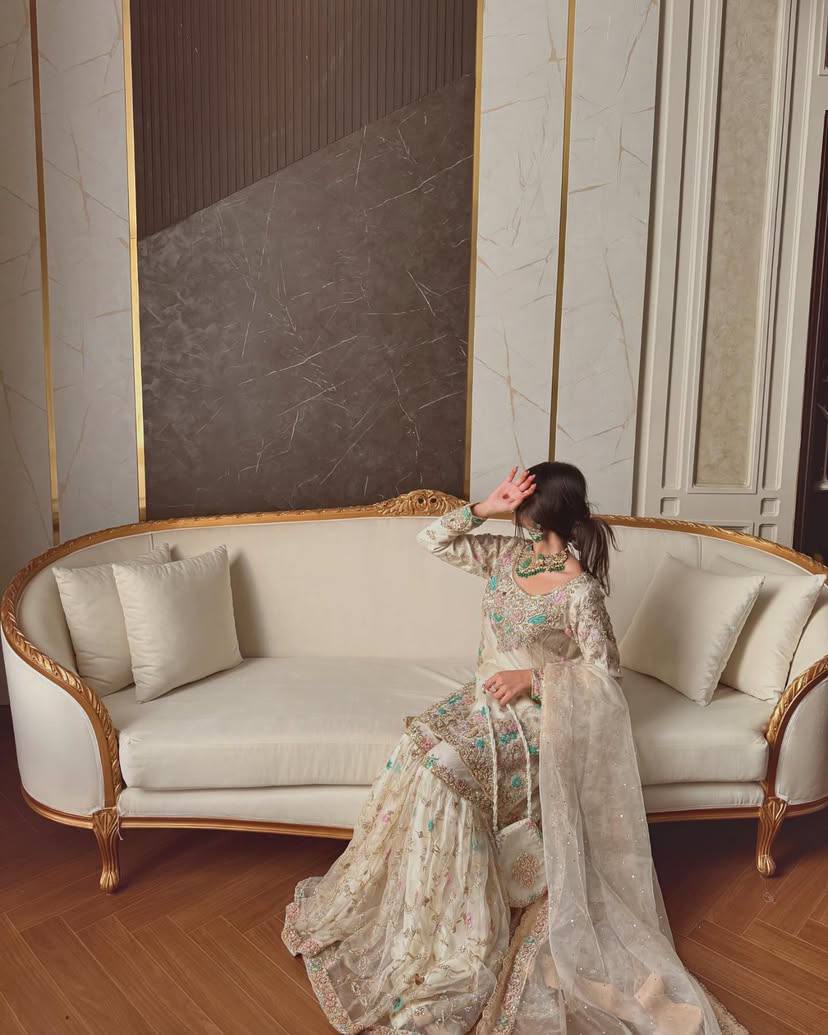 पार्टी वियर लुक: दुपट्टे के साथ टॉप और बॉटम में खूबसूरत दिखें