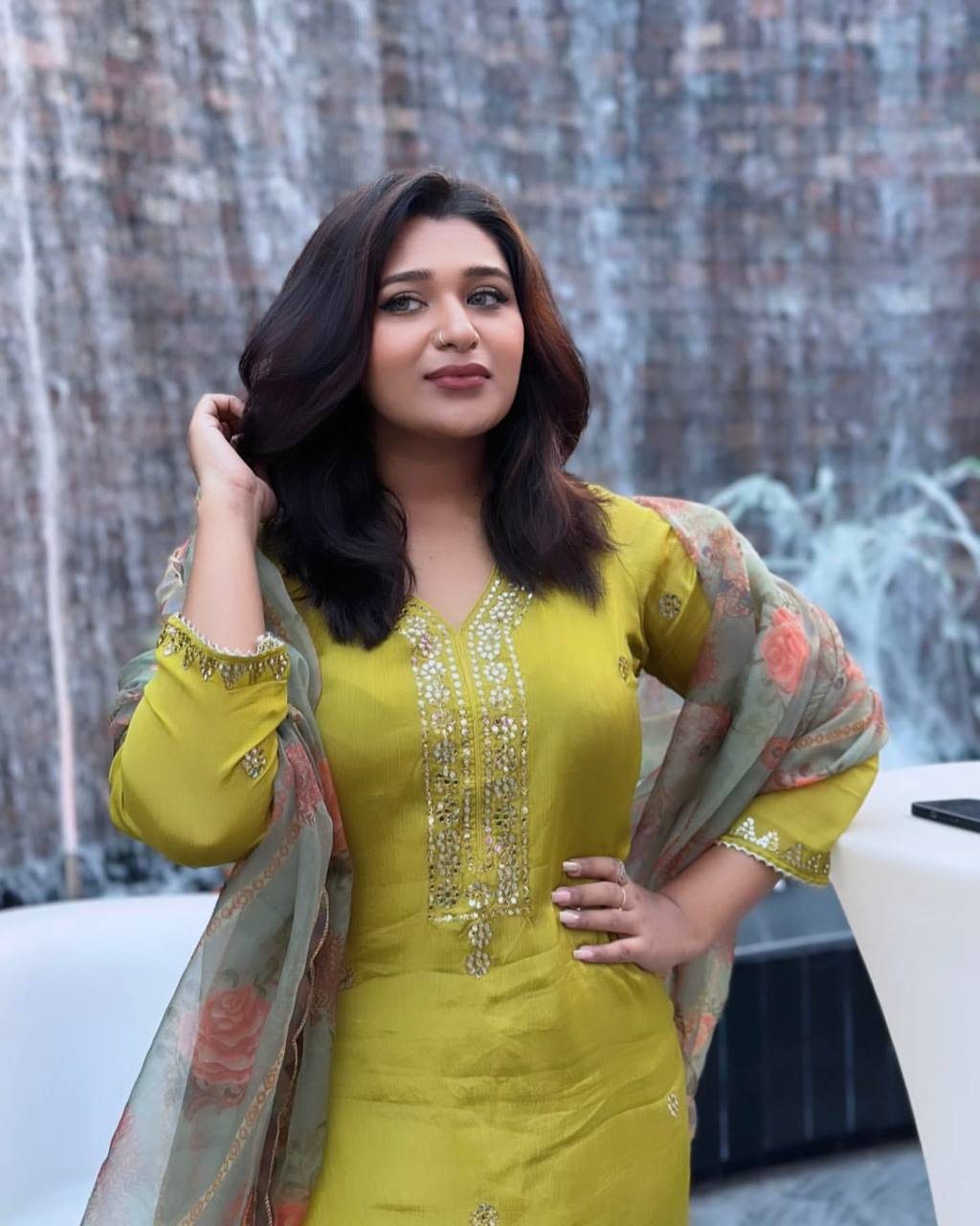 सेक्विन और ज़री कढ़ाई के काम के साथ पार्टी वियर लुक सूट सेट