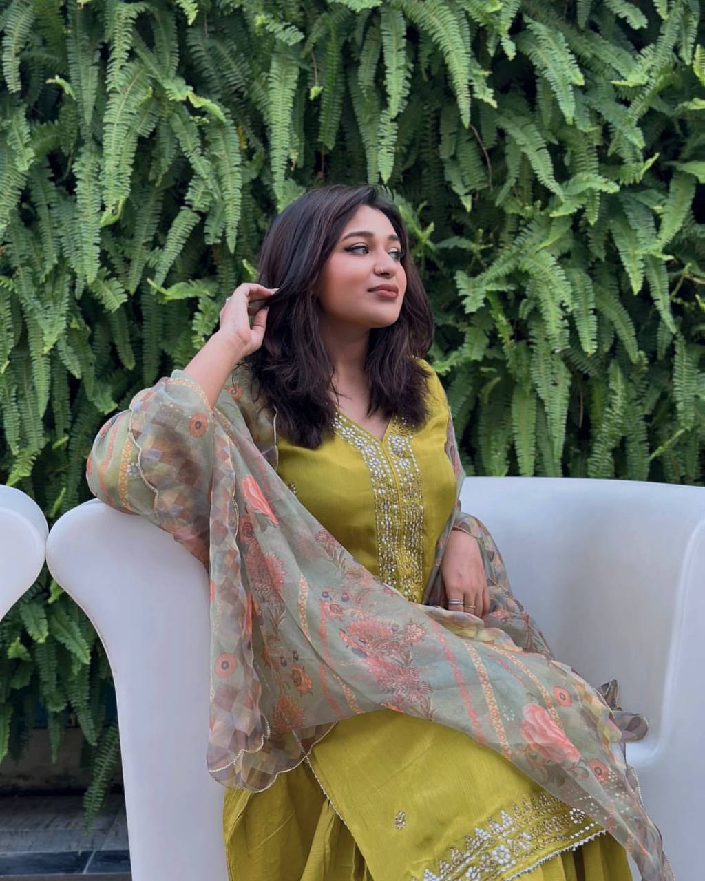 सेक्विन और ज़री कढ़ाई के काम के साथ पार्टी वियर लुक सूट सेट