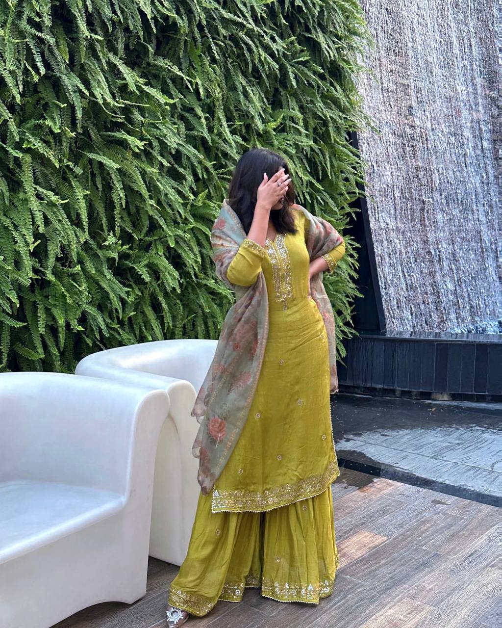 सेक्विन और ज़री कढ़ाई के काम के साथ पार्टी वियर लुक सूट सेट