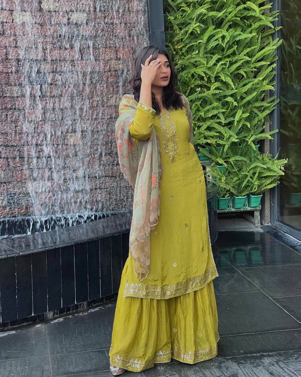 सेक्विन और ज़री कढ़ाई के काम के साथ पार्टी वियर लुक सूट सेट