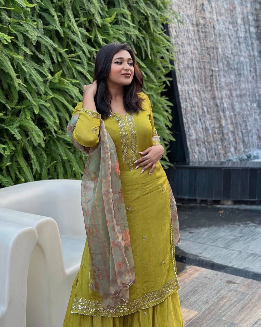 सेक्विन और ज़री कढ़ाई के काम के साथ पार्टी वियर लुक सूट सेट