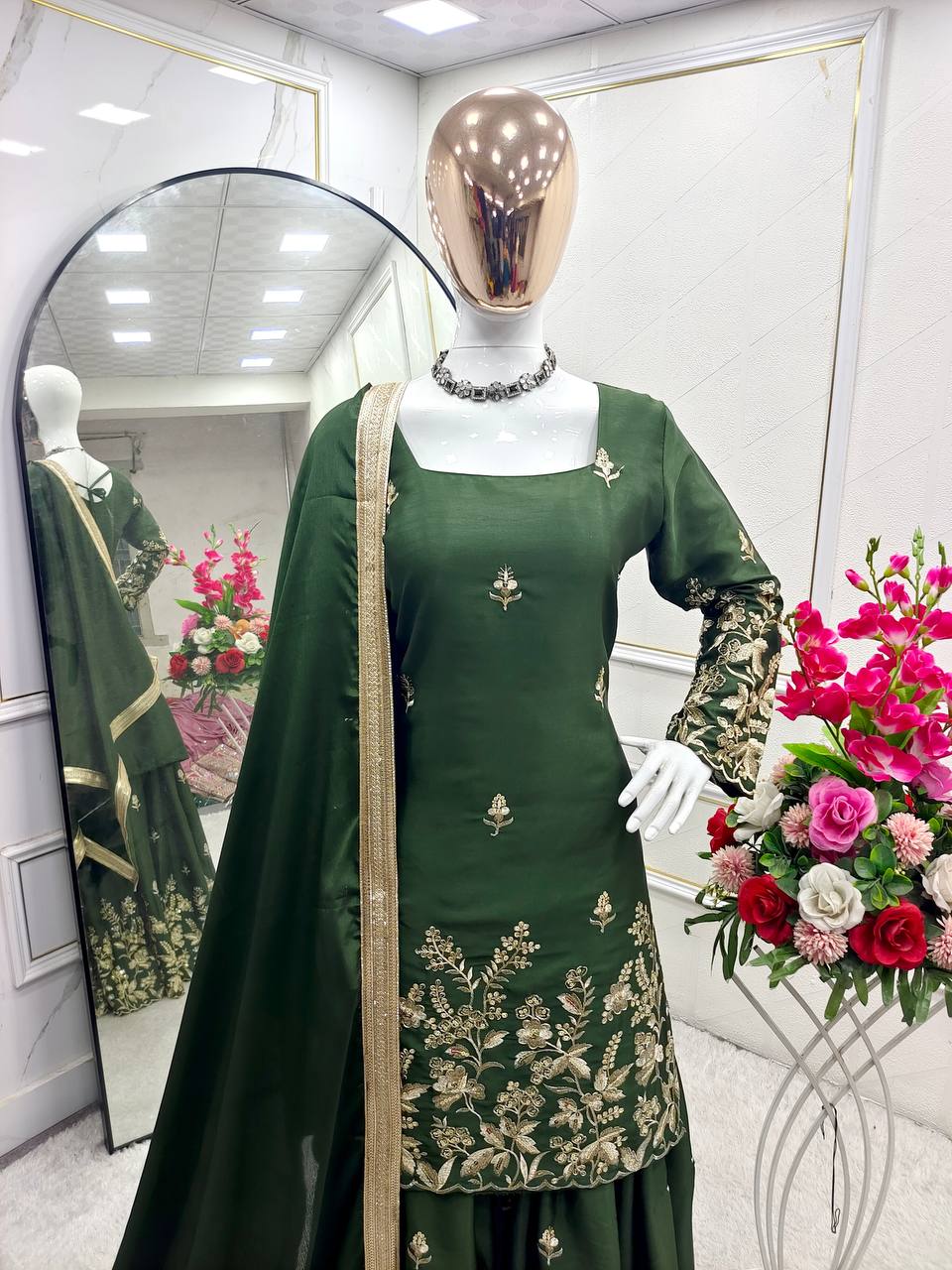 डिज़ाइनर टॉप-सररा और दुपट्टा, हैवी एम्ब्रॉयडरी सीक्वेंस वर्क के साथ