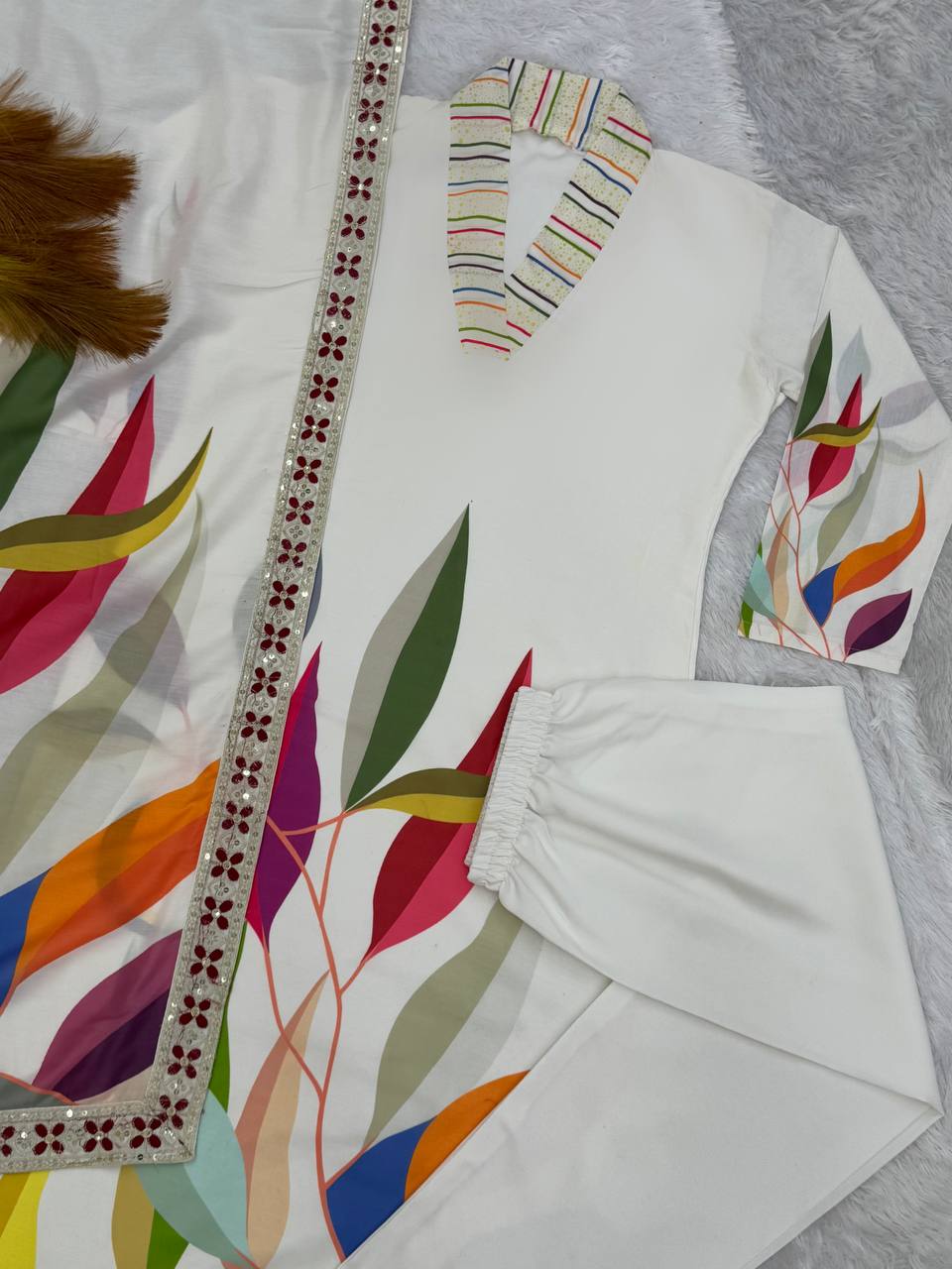 सुंदर डिजिटल प्रिंट के साथ पार्टी वियर फैंसी सूट सेट