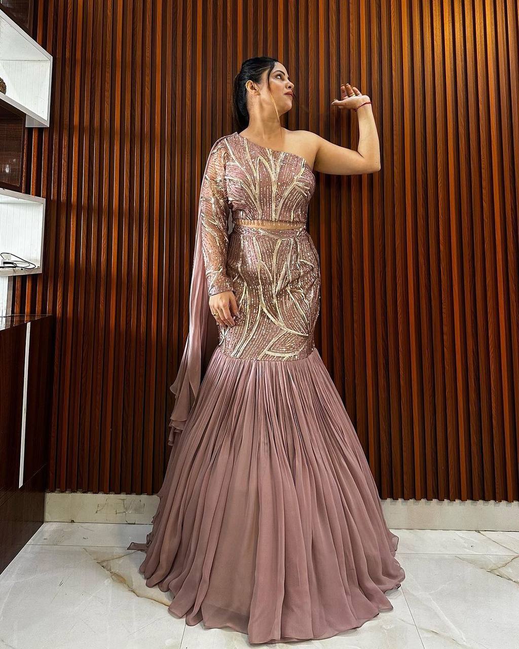 पार्टी वियर लुक फैंसी स्टाइल लहंगा चोली