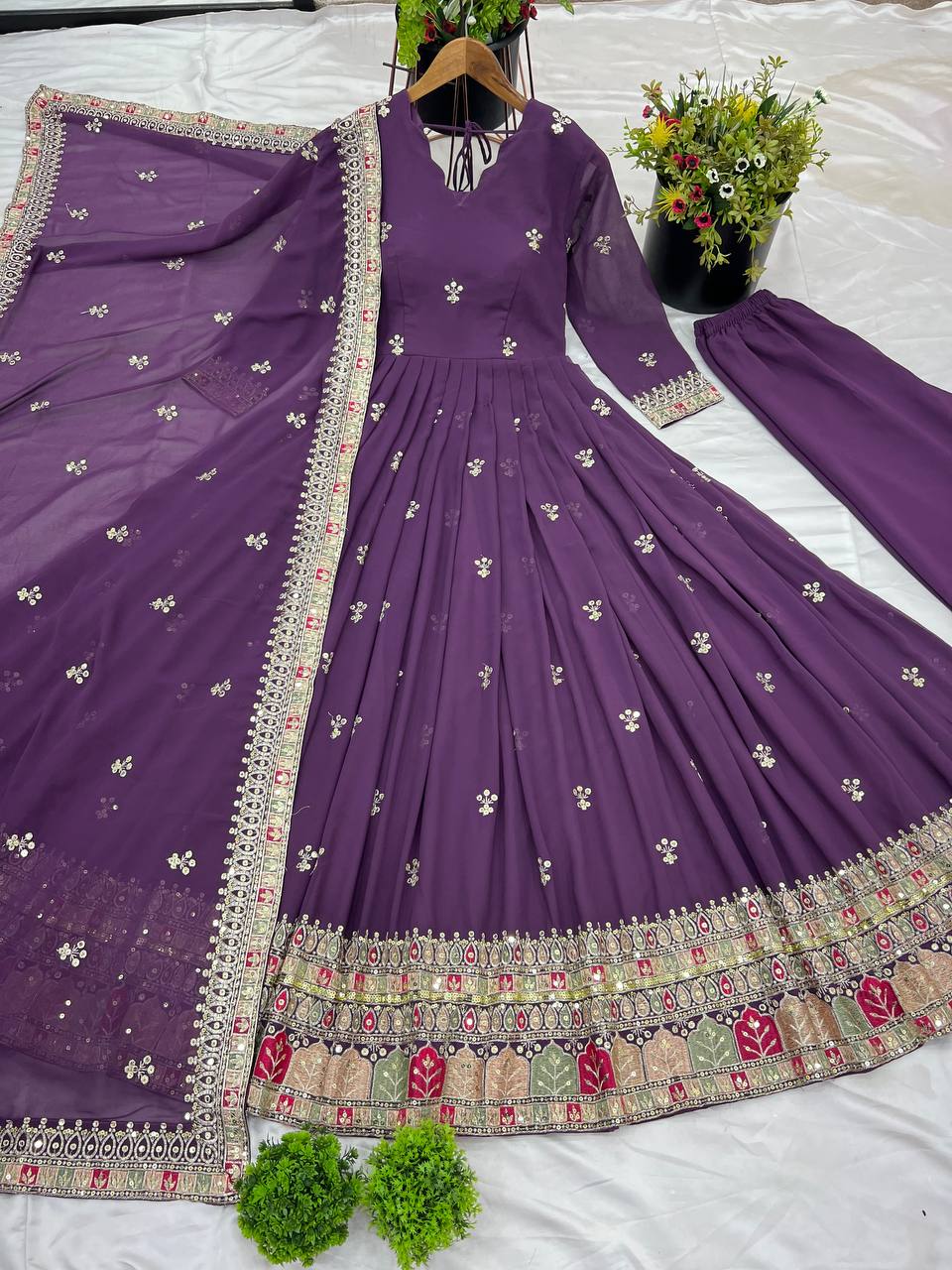 डिज़ाइनर पार्टी वियर फैंसी लुक गाउन दुपट्टे के साथ