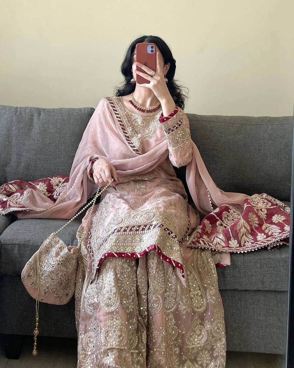 रिवेट मोती और फैंसी लेस बॉर्डर के साथ डिज़ाइनर टॉप-बॉटम और दुपट्टा