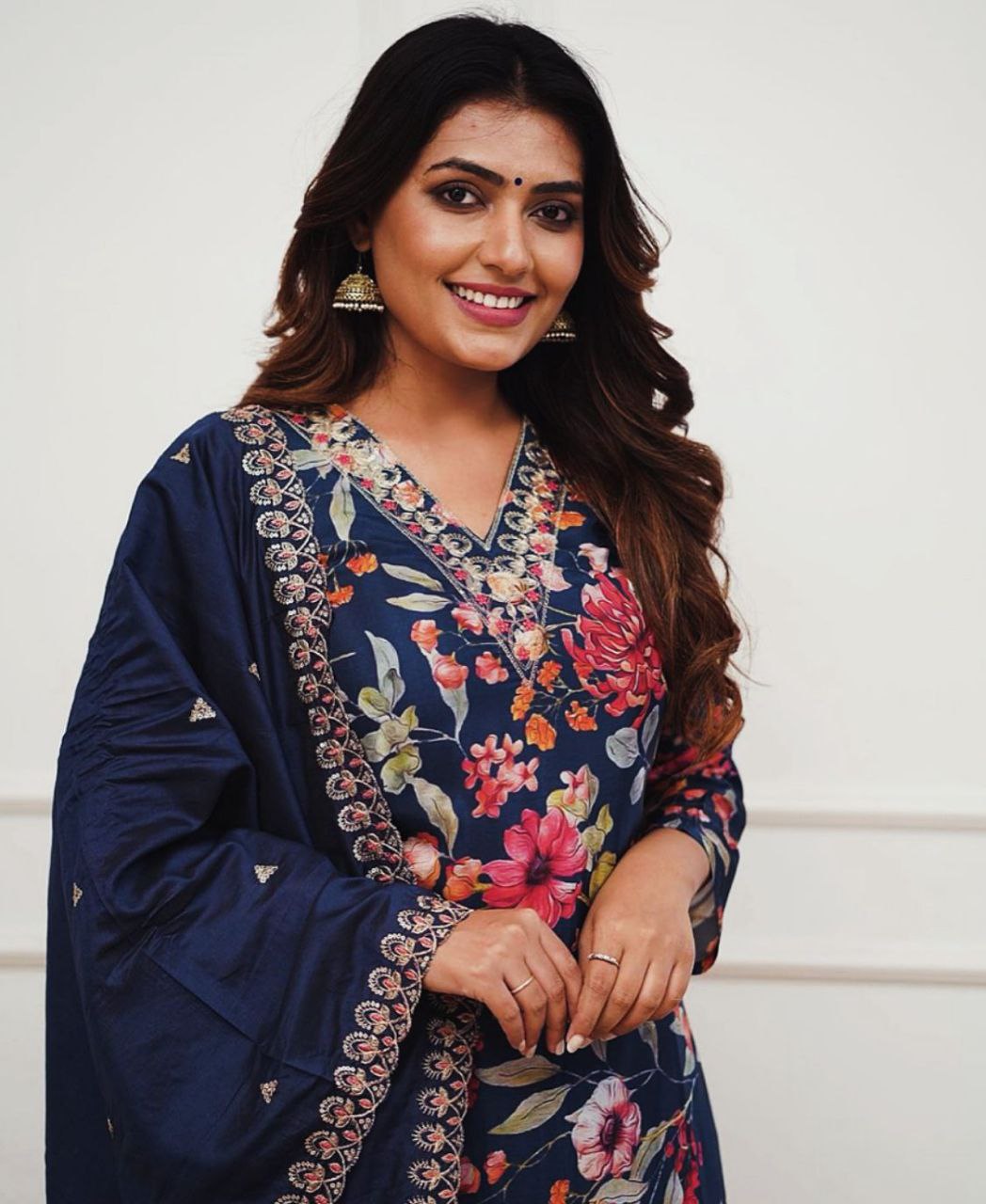 पार्टी वियर लुक: दुपट्टे के साथ टॉप और बॉटम में खूबसूरत दिखें