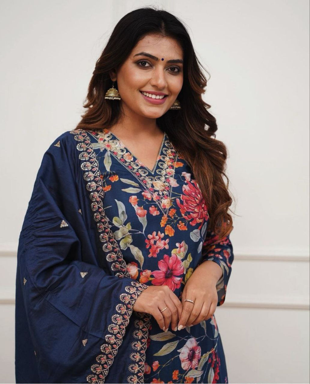 पार्टी वियर लुक: दुपट्टे के साथ टॉप और बॉटम में खूबसूरत दिखें