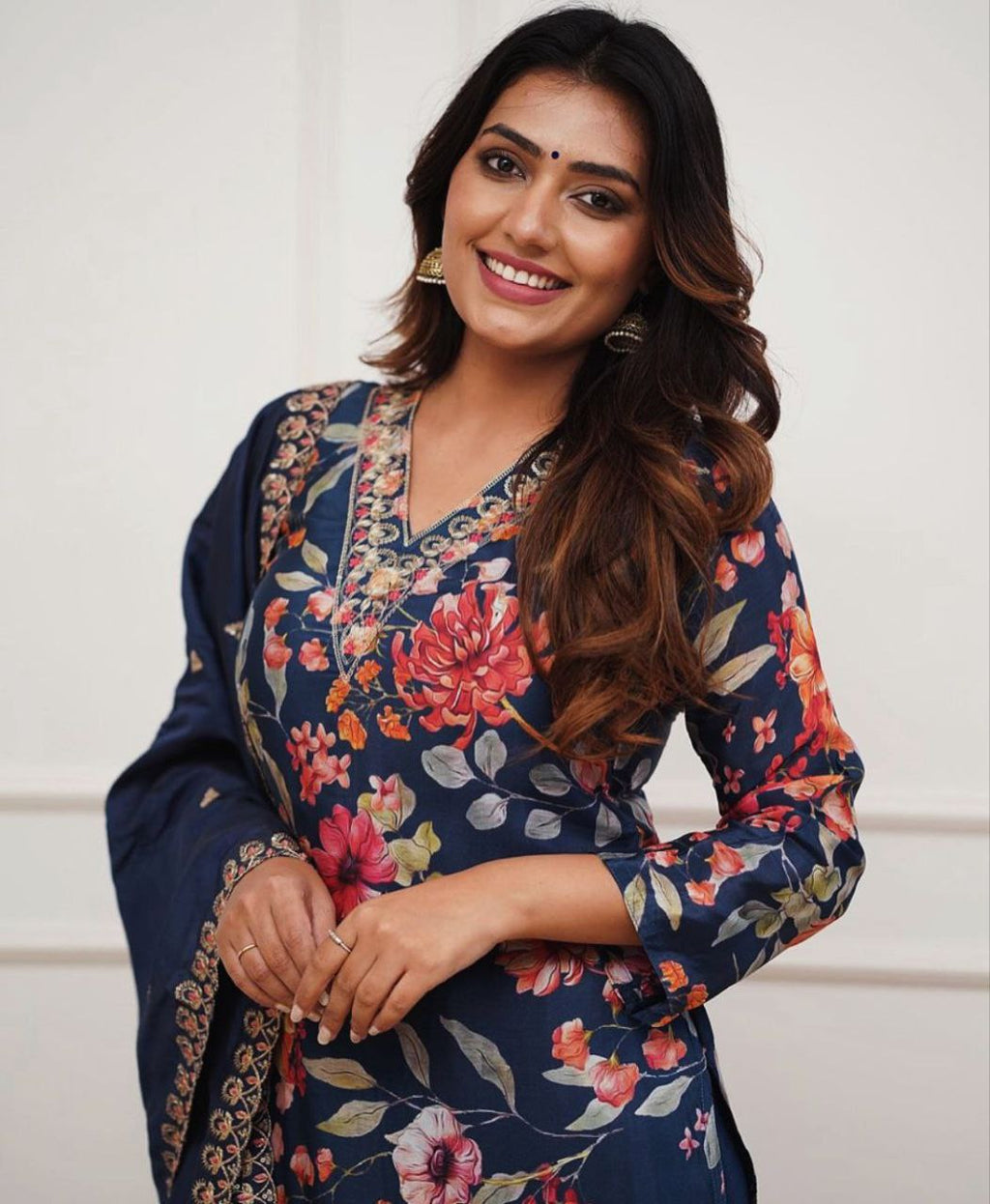 पार्टी वियर लुक: दुपट्टे के साथ टॉप और बॉटम में खूबसूरत दिखें