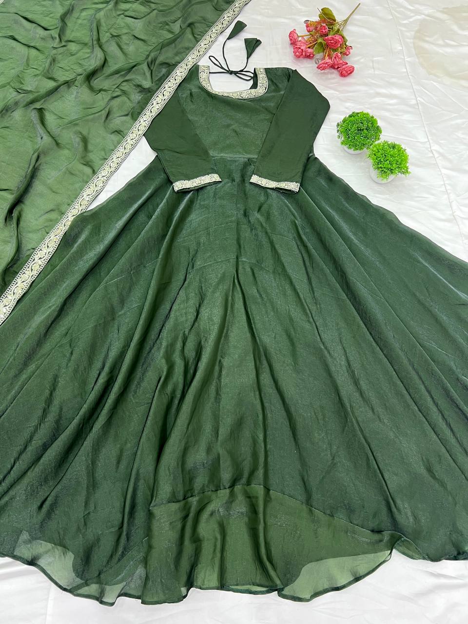 डिज़ाइनर पार्टी वियर लुक गाउन-दुपट्टा मल्टी थ्रेड एम्ब्रॉयडरी सीक्वेंस वर्क के साथ