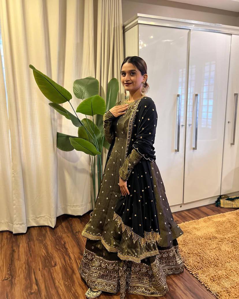 सुंदर सेक्विन कढ़ाई के काम के साथ डिज़ाइनर टॉप-लहंगा और दुपट्टा