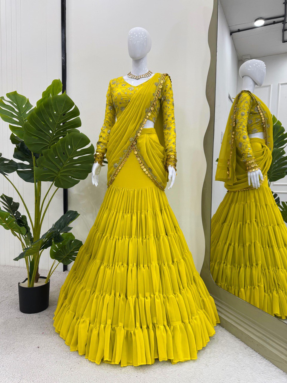 पार्टी वियर लुक डिज़ाइनर रेडी टू वियर लहंगा साड़ी