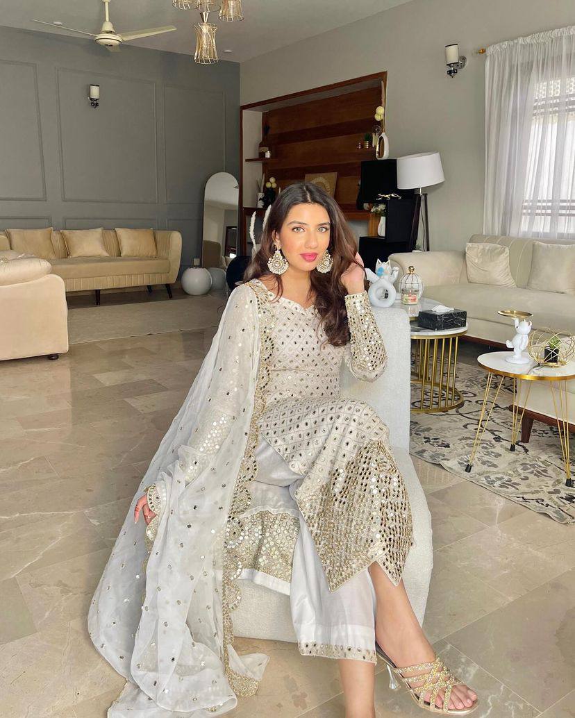 पार्टी वियर लुक डिज़ाइनर टॉप और बॉटम दुपट्टे के साथ