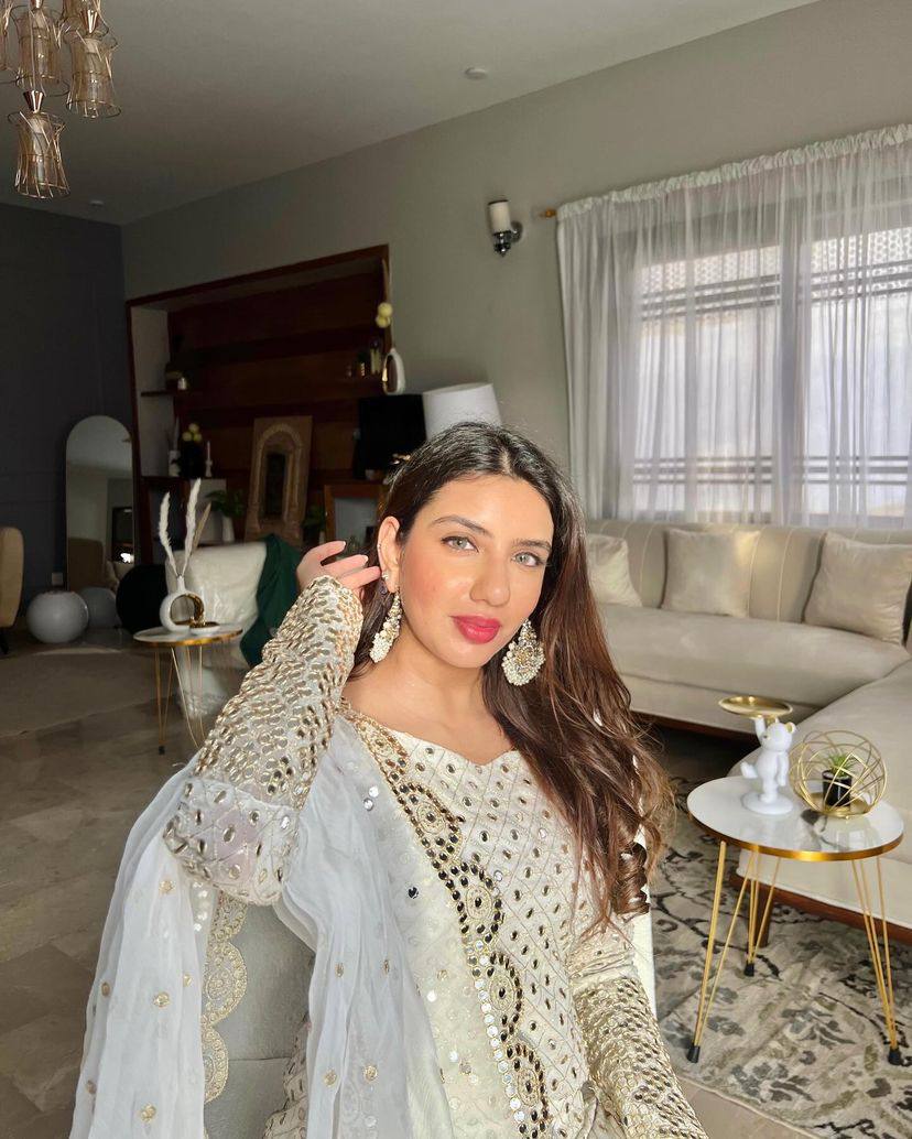 पार्टी वियर लुक डिज़ाइनर टॉप और बॉटम दुपट्टे के साथ