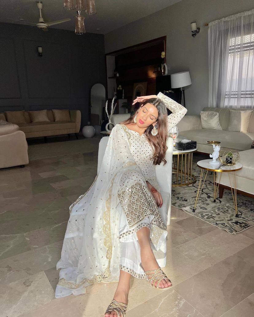 पार्टी वियर लुक डिज़ाइनर टॉप और बॉटम दुपट्टे के साथ