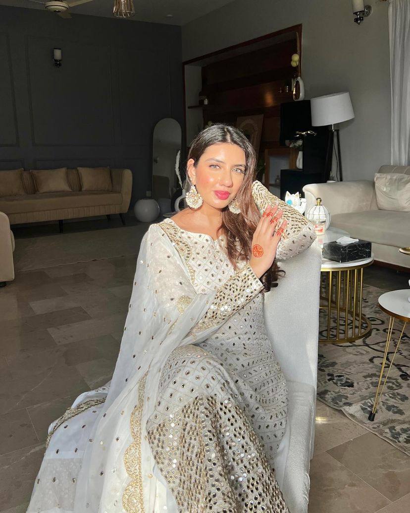 पार्टी वियर लुक डिज़ाइनर टॉप और बॉटम दुपट्टे के साथ