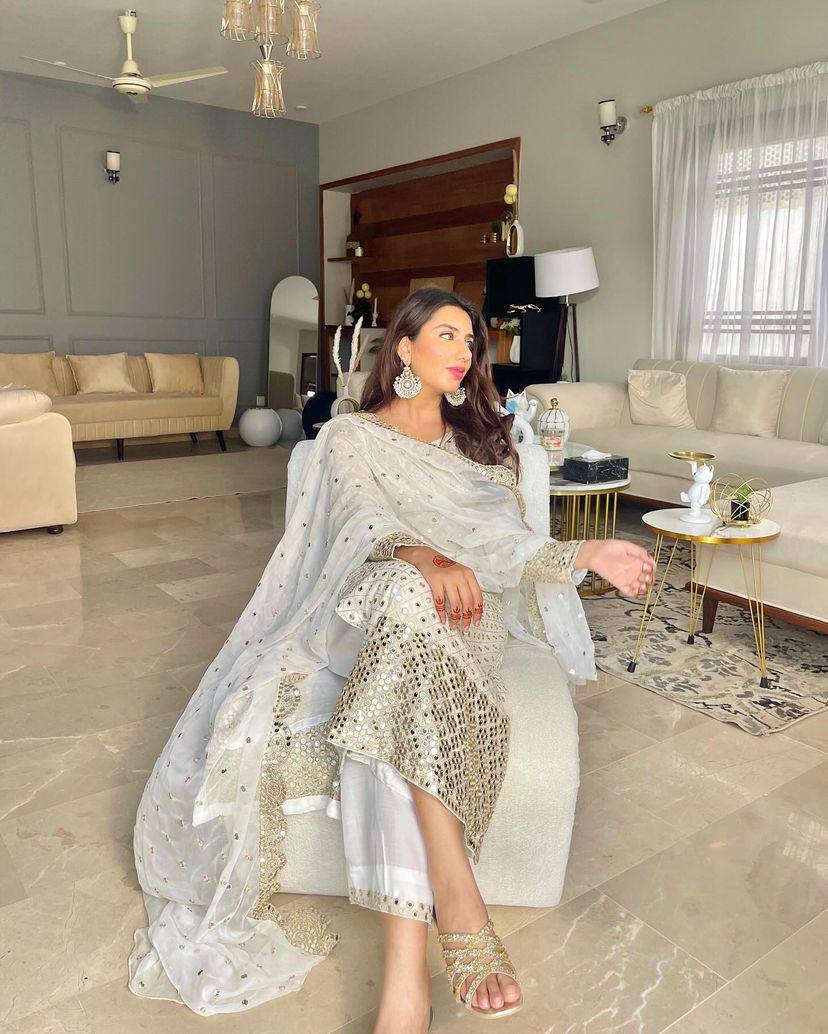 पार्टी वियर लुक डिज़ाइनर टॉप और बॉटम दुपट्टे के साथ