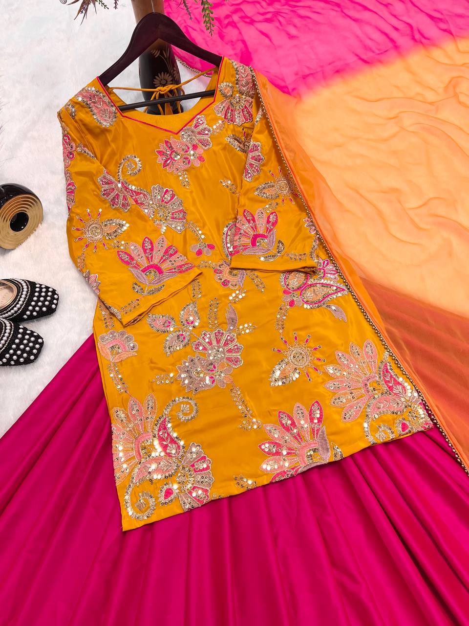 पार्टी वियर डिज़ाइनर सूट सेट सीक्वेंस मल्टी नीडल एम्ब्रॉयडरी वर्क के साथ