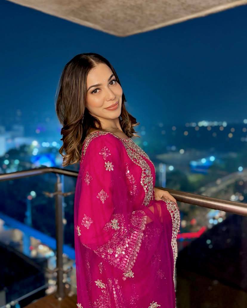 पार्टी वियर लुक खूबसूरत टॉप-बॉटम और दुपट्टा