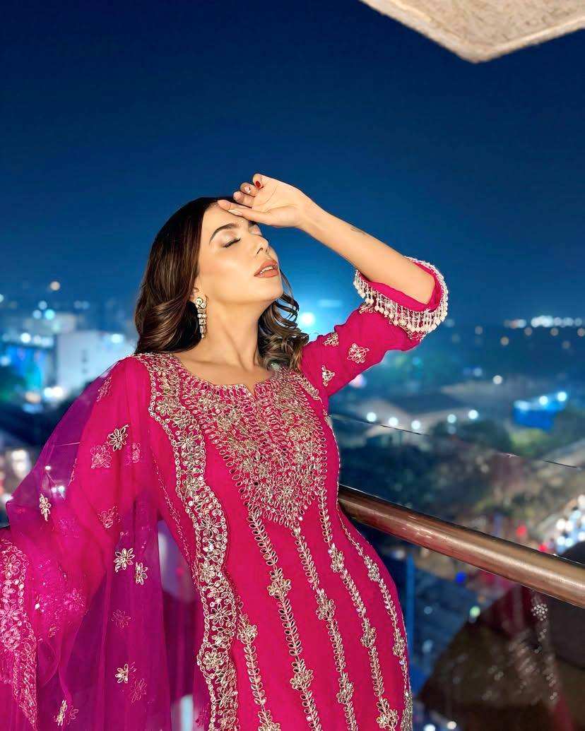 पार्टी वियर लुक खूबसूरत टॉप-बॉटम और दुपट्टा