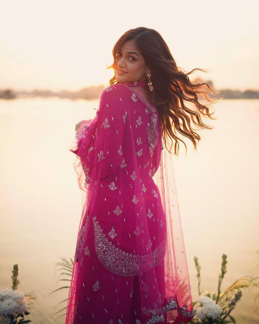 पार्टी वियर लुक खूबसूरत टॉप-बॉटम और दुपट्टा