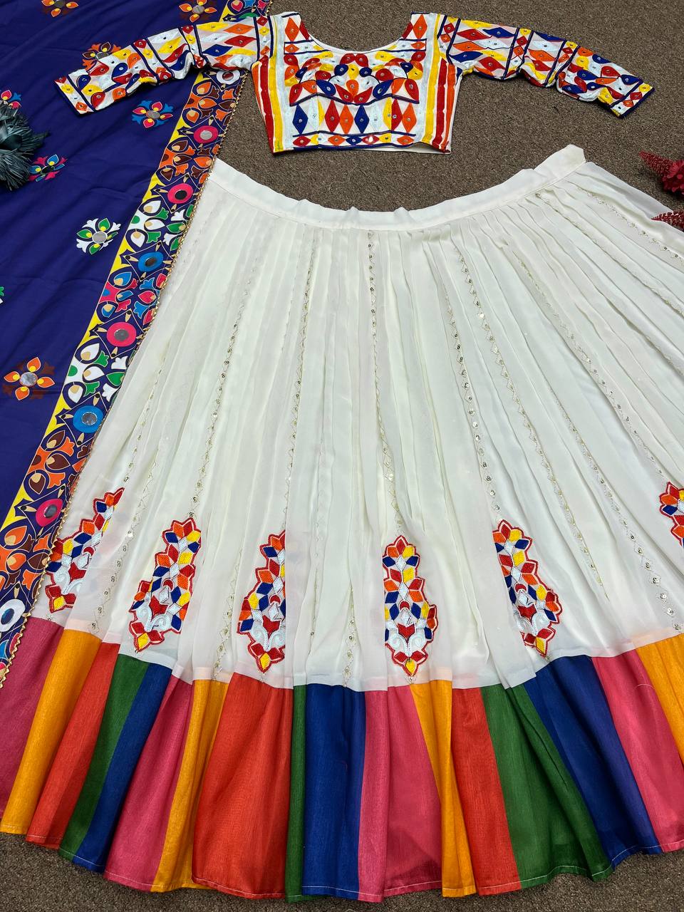 पार्टी वियर डिज़ाइनर लहंगा चोली दुपट्टे के साथ