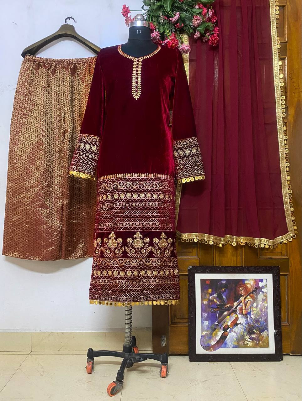 पार्टी वियर लुक डिज़ाइनर टॉप और बॉटम दुपट्टे के साथ