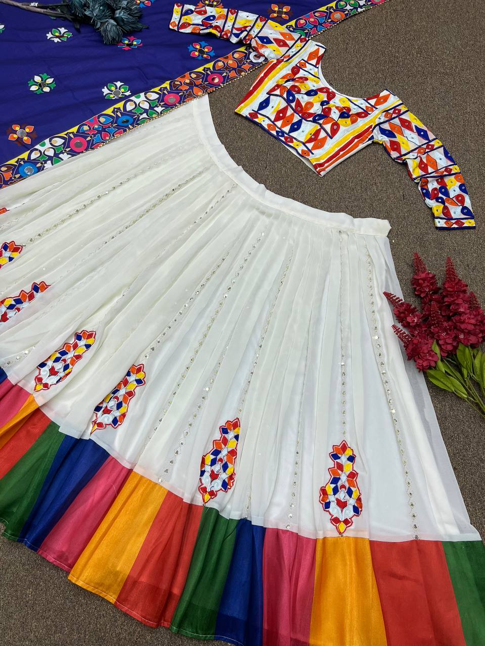 पार्टी वियर डिज़ाइनर लहंगा चोली दुपट्टे के साथ