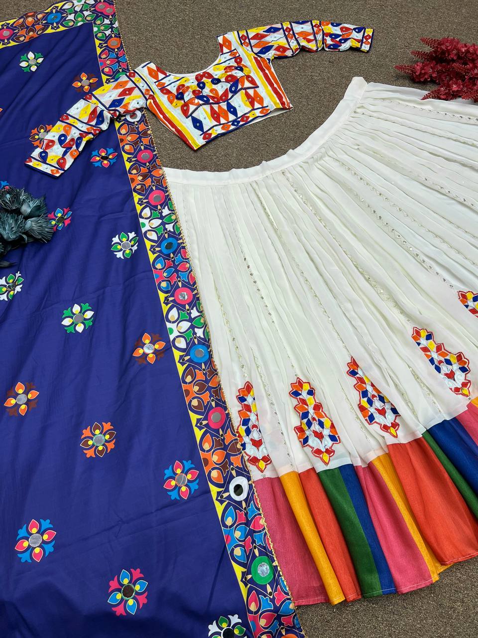 पार्टी वियर डिज़ाइनर लहंगा चोली दुपट्टे के साथ