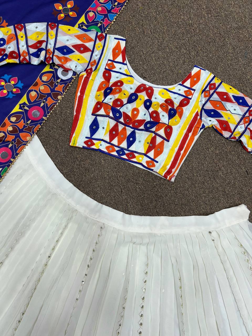 पार्टी वियर डिज़ाइनर लहंगा चोली दुपट्टे के साथ