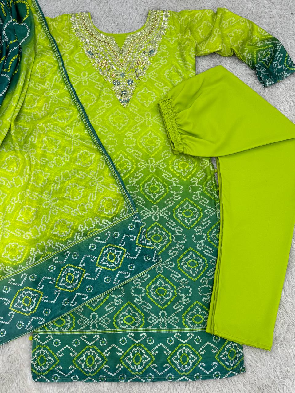 सुंदर डिजिटल प्रिंट और मोती पत्थर के काम के साथ फैंसी सूट सेट