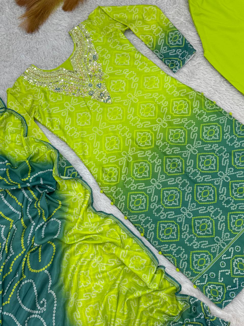 सुंदर डिजिटल प्रिंट और मोती पत्थर के काम के साथ फैंसी सूट सेट