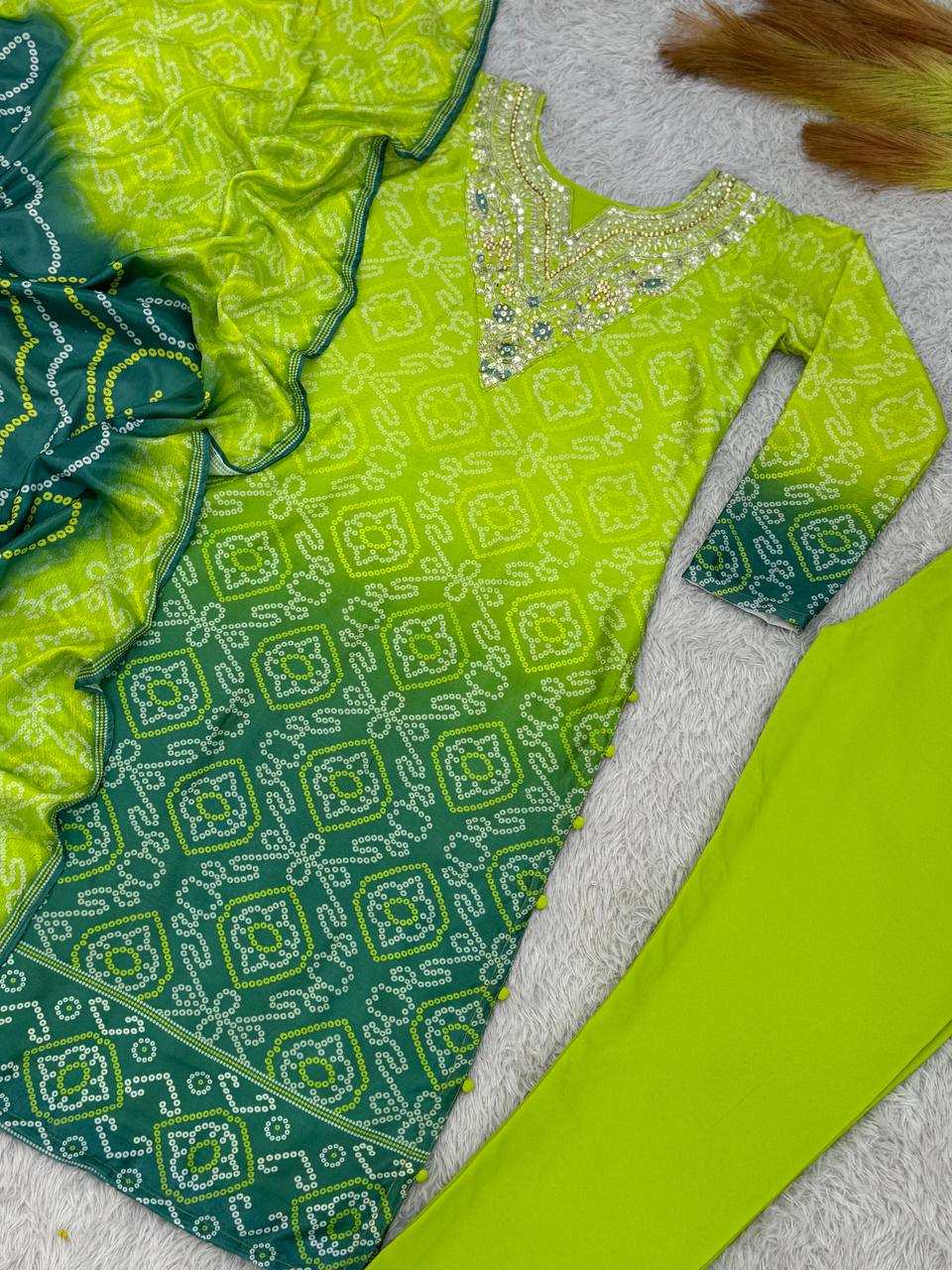 सुंदर डिजिटल प्रिंट और मोती पत्थर के काम के साथ फैंसी सूट सेट