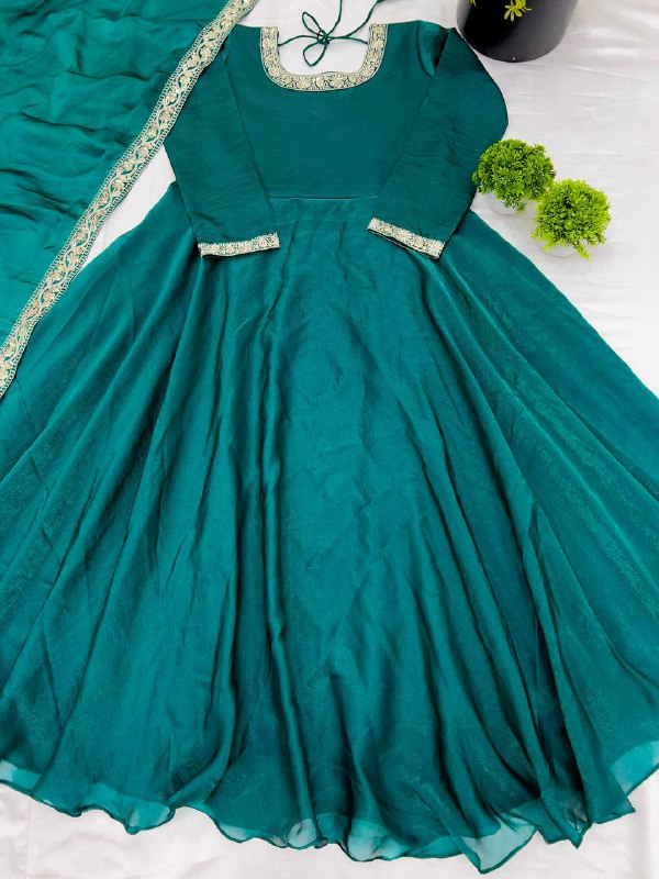 डिज़ाइनर पार्टी वियर लुक गाउन-दुपट्टा मल्टी थ्रेड एम्ब्रॉयडरी सीक्वेंस वर्क के साथ