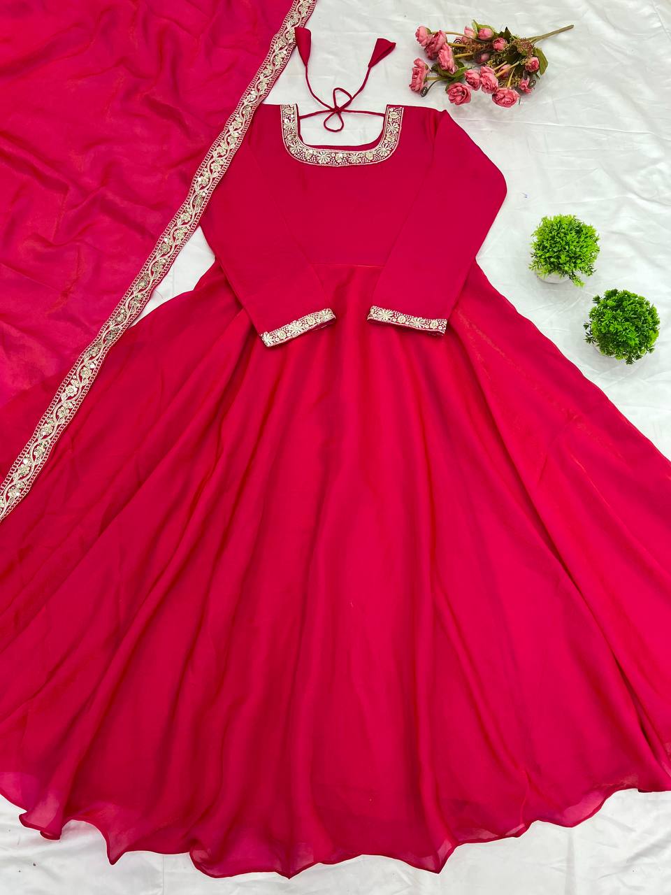 डिज़ाइनर पार्टी वियर लुक गाउन-दुपट्टा मल्टी थ्रेड एम्ब्रॉयडरी सीक्वेंस वर्क के साथ