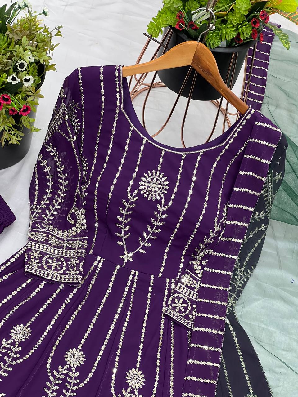 भारी कढ़ाई अनुक्रम कार्य के साथ सुंदर टॉप-बॉटम और दुपट्टा